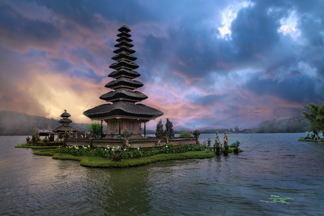 Travelers following a Bali 3 days 2 nights itinerary that combines sightseeing, relaxation, local cuisine, and visits to some of the island’s most popular destinations.