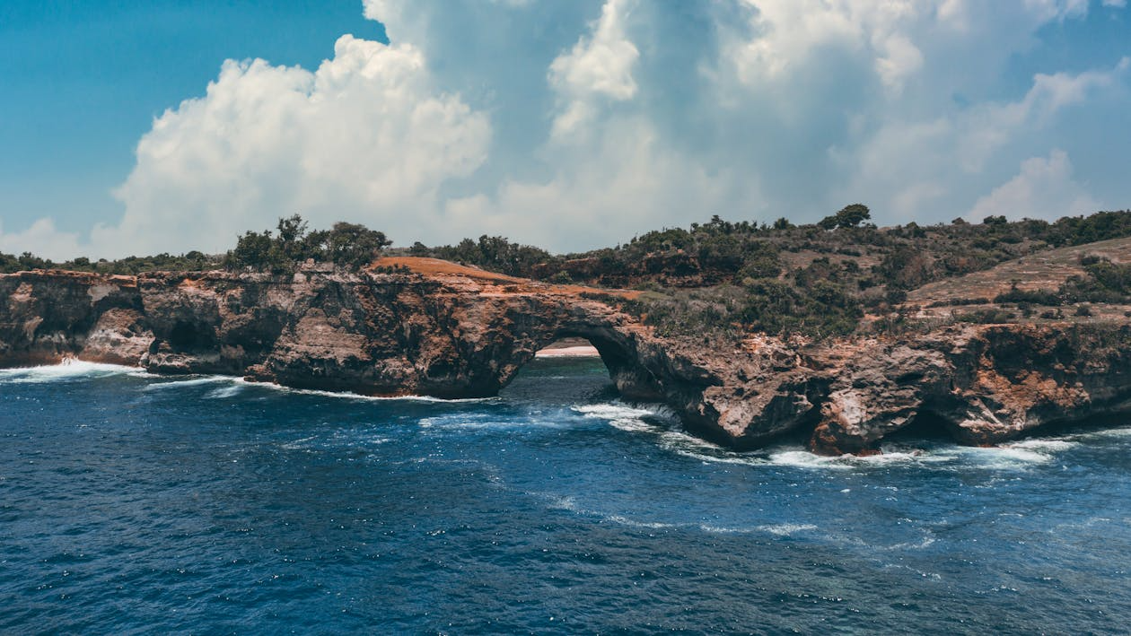 Travelers following a Bali 3 days 2 nights itinerary that combines sightseeing, relaxation, local cuisine, and visits to some of the island’s most popular destinations.