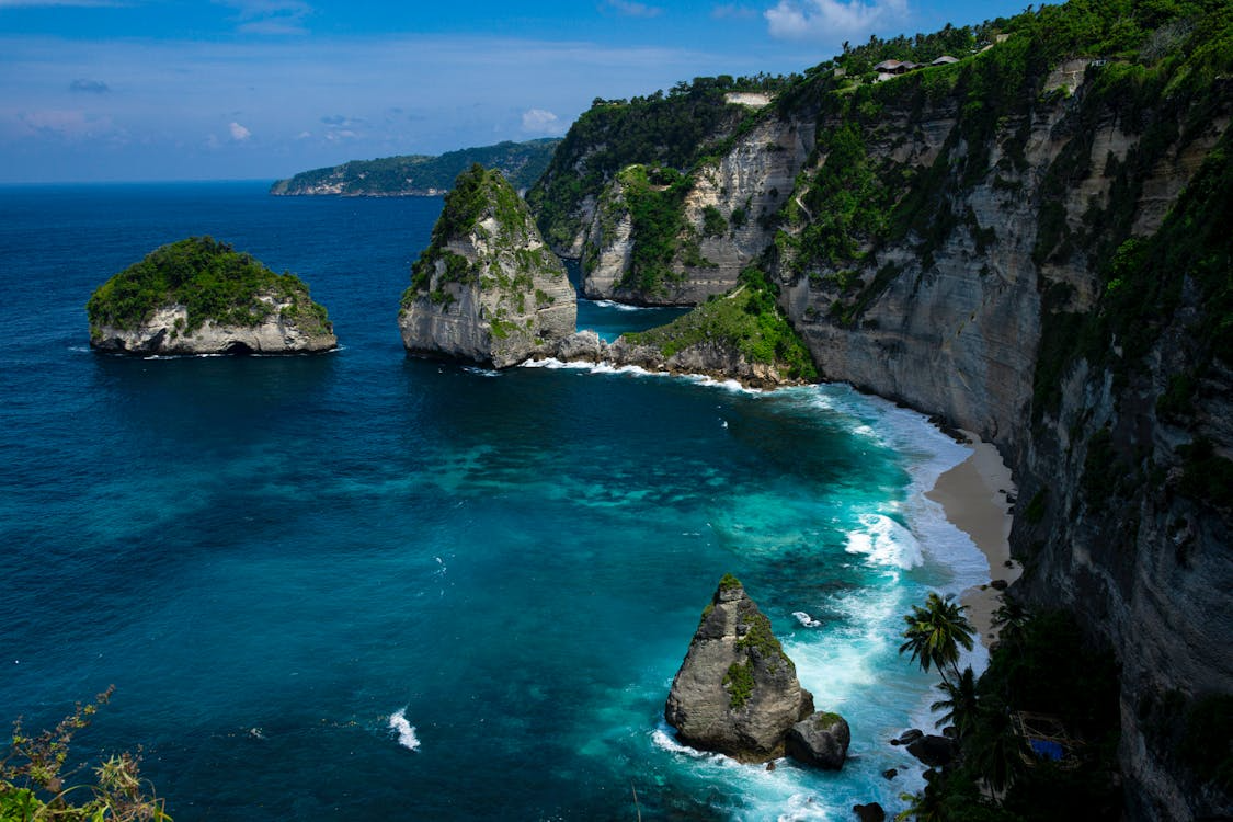 Travelers following a Bali itinerary that combines relaxation, adventure, and sightseeing, with visits to iconic destinations across the island.