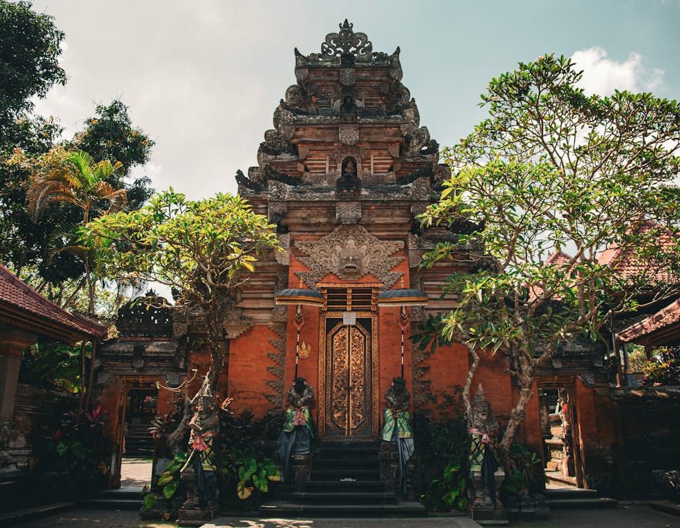 Travelers following a Bali itinerary that combines relaxation, adventure, and sightseeing, with visits to iconic destinations across the island.