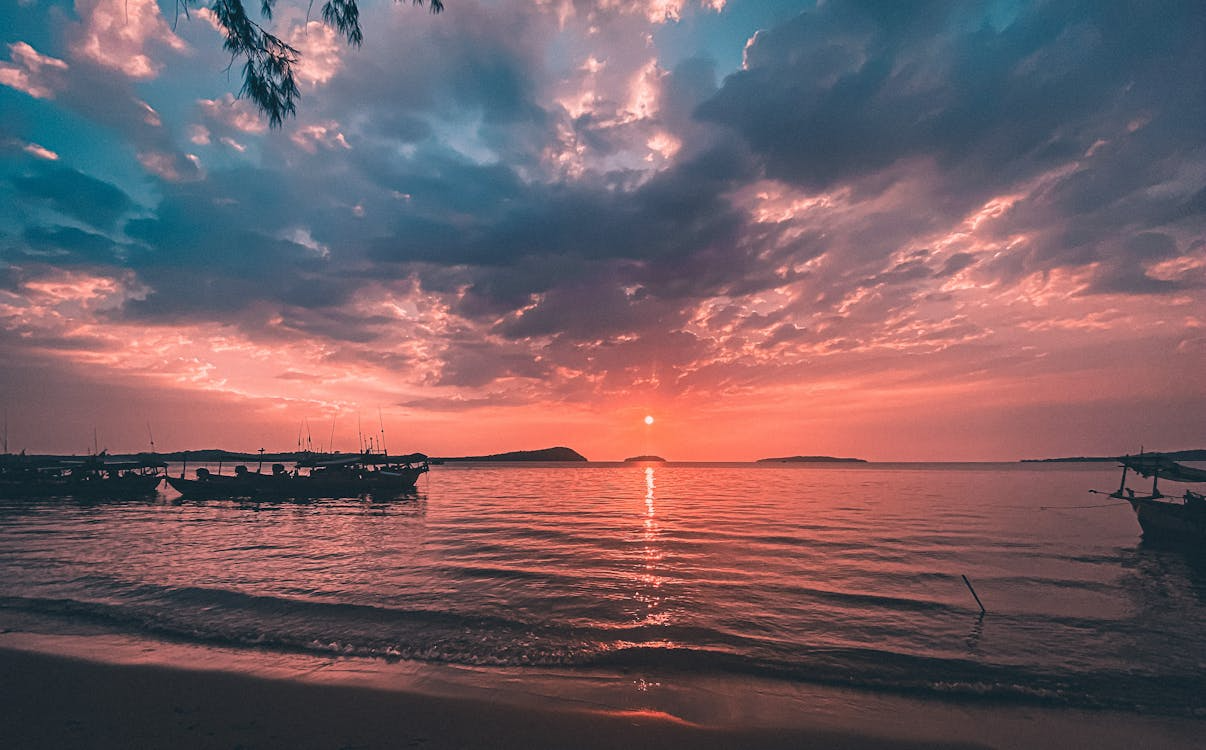 Travelers following a Bali itinerary that combines relaxation, adventure, and sightseeing, with visits to iconic destinations across the island.