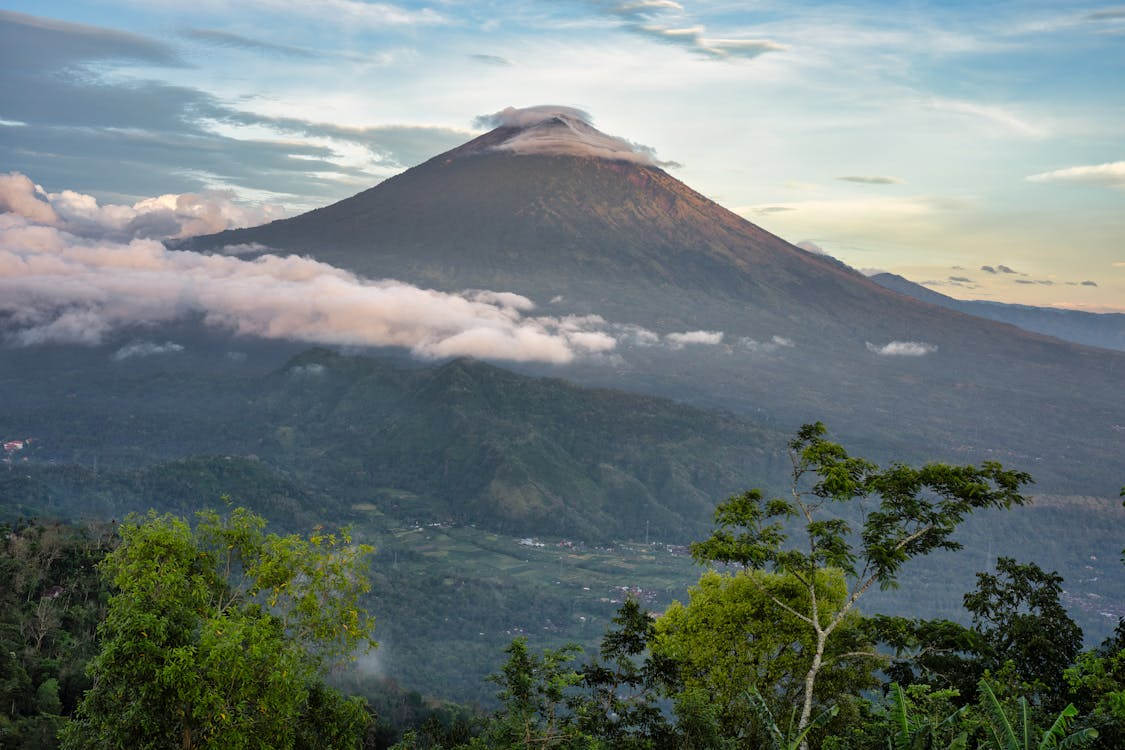 Bali temples showcasing traditional Balinese architecture, spiritual heritage, and scenic settings that reflect the island’s rich cultural and religious traditions.