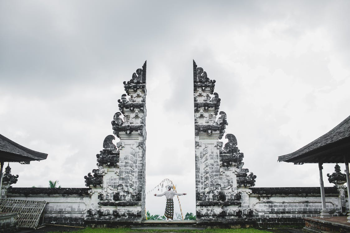 Bali temples showcasing traditional Balinese architecture, spiritual heritage, and scenic settings that reflect the island’s rich cultural and religious traditions.