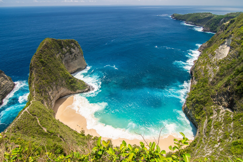 Bali travel guide featuring scenic rice terraces in Ubud surrounded by tropical greenery