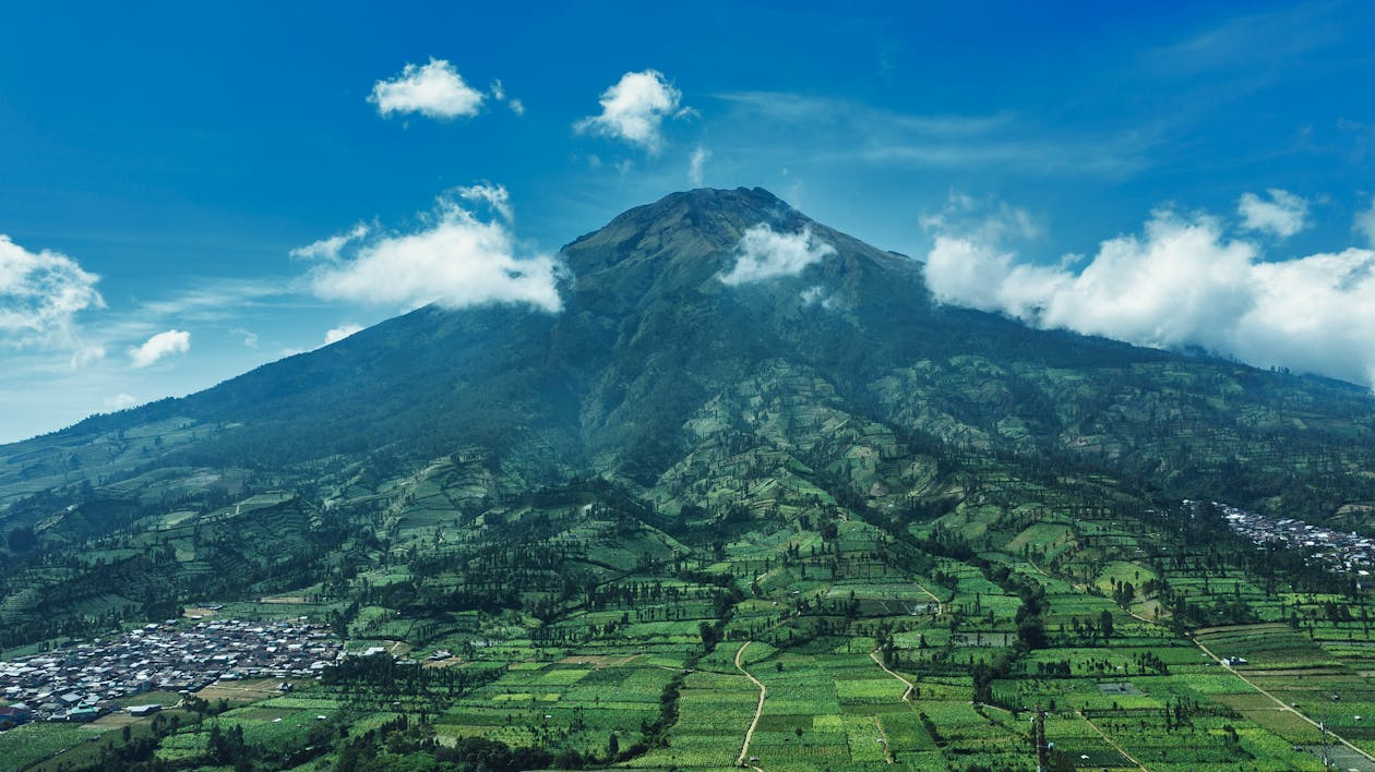 Bali volcano landscapes featuring dramatic mountain scenery, volcanic peaks, and breathtaking viewpoints that showcase the island’s natural beauty and geological history.