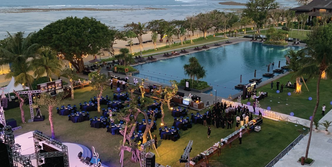 Beachfront wedding venues in Bali featuring pristine sandy beaches, oceanfront ceremony setups, and breathtaking sunset views for a dream destination wedding.