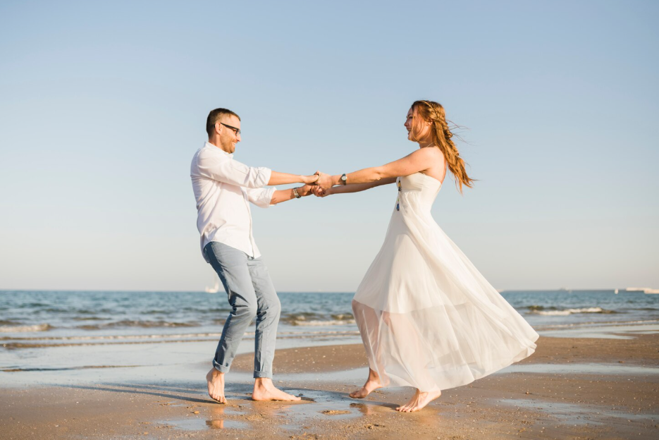 Romantic beachfront wedding venues in Bali offering elegant décor, tropical surroundings, and stunning coastal backdrops for unforgettable celebrations.