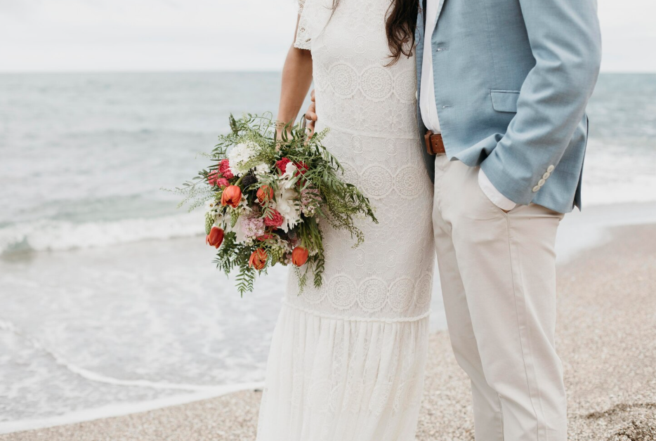 Romantic beachfront wedding venues in Bali offering elegant décor, tropical surroundings, and stunning coastal backdrops for unforgettable celebrations.