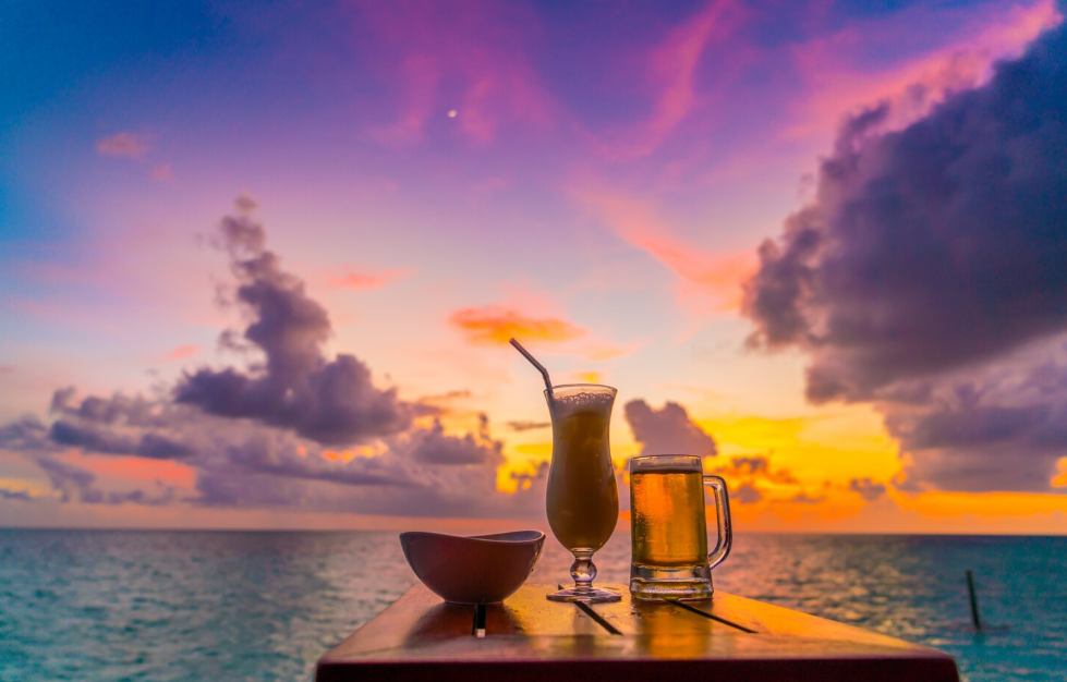 Best beach bars in Bali featuring oceanfront seating, tropical cocktails, live music, and stunning sunset views along the island’s beautiful coastline.