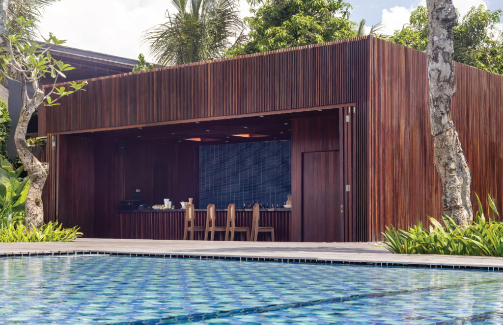 Travelers enjoying the best beach bars in Bali, relaxing by the sea with refreshing drinks, vibrant atmospheres, and panoramic views of the Indian Ocean.