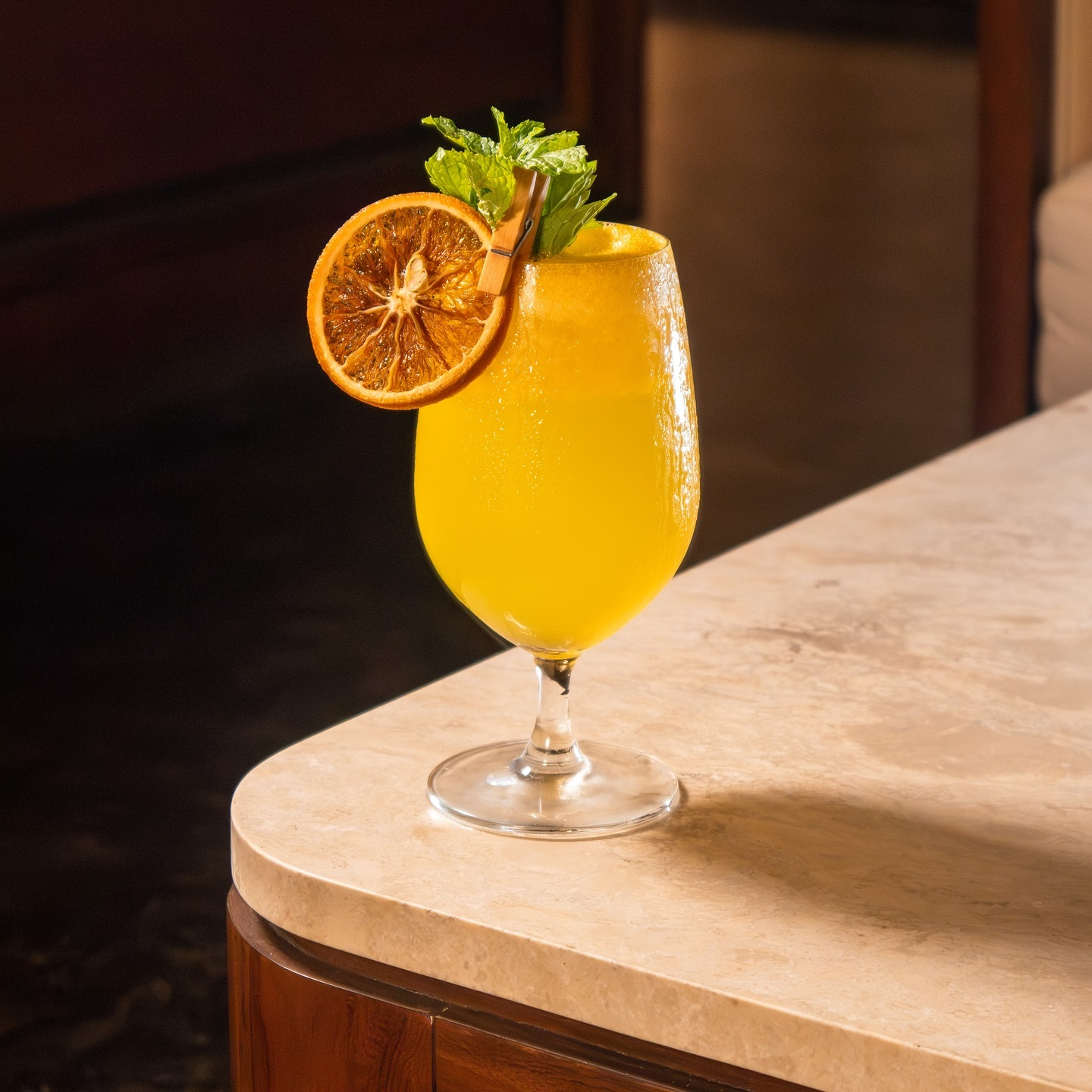 Best beach bars in Bali featuring oceanfront seating, tropical cocktails, live music, and stunning sunset views along the island’s beautiful coastline.