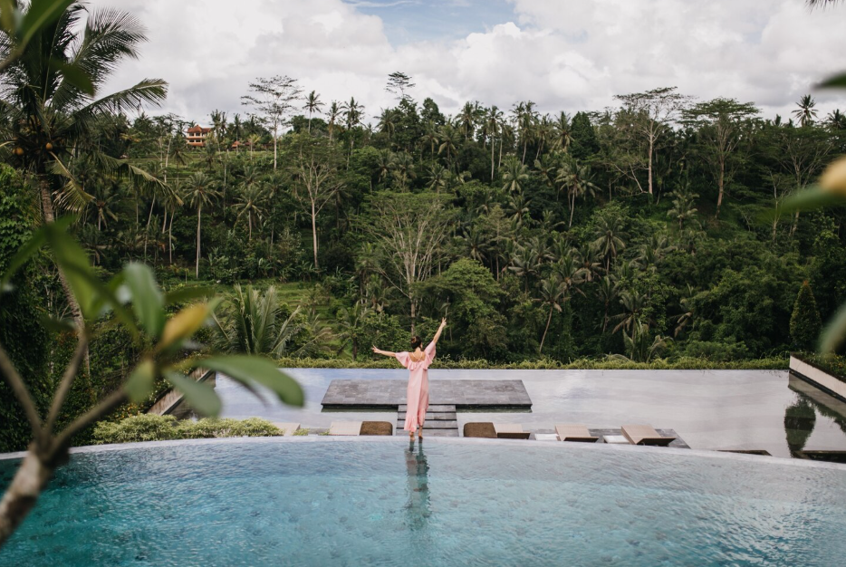 Scenic Bali landscape with lush rice terraces, warm sunshine, and vibrant cultural attractions, highlighting the best time to visit Bali for sightseeing and relaxation.