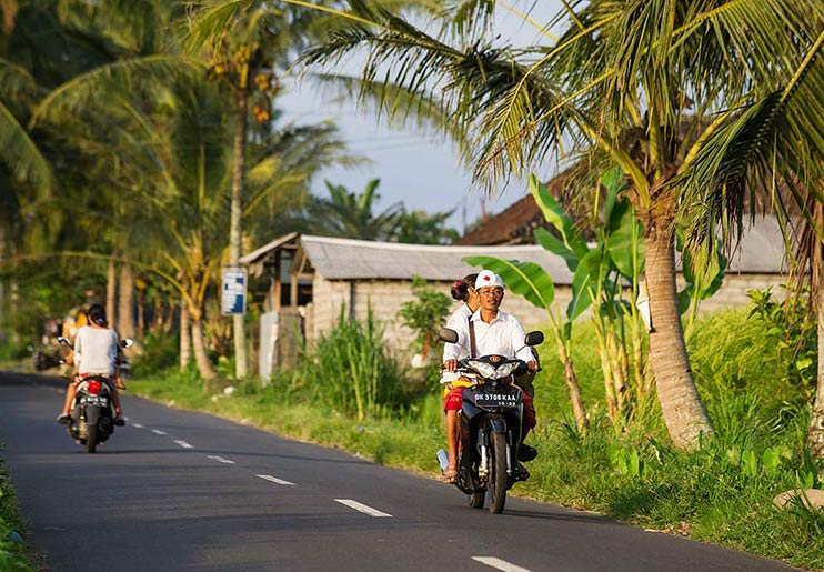 Travelers learning about getting around Bali while visiting beaches, cultural attractions, and local villages using convenient and flexible transport solutions.