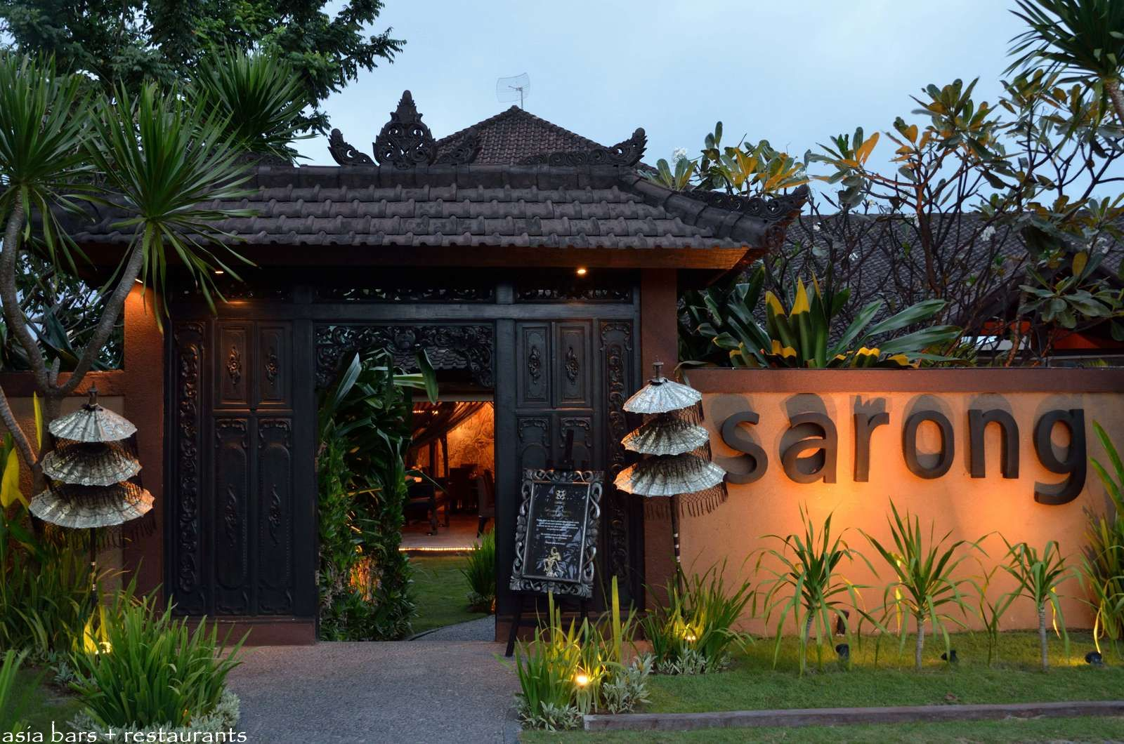 Guests enjoying an unforgettable evening at one of the best luxury restaurants in Bali, featuring world-class chefs, premium ingredients, and exceptional service.