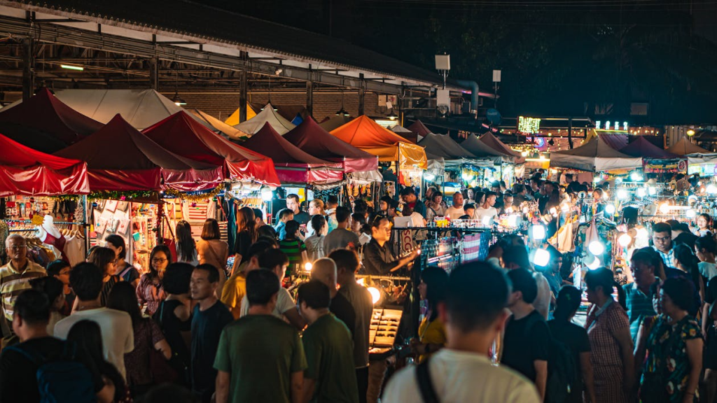 Travelers discovering what to do in Bali at night with sunset cocktails, live music, night-time entertainment, and scenic coastal venues across the island.
