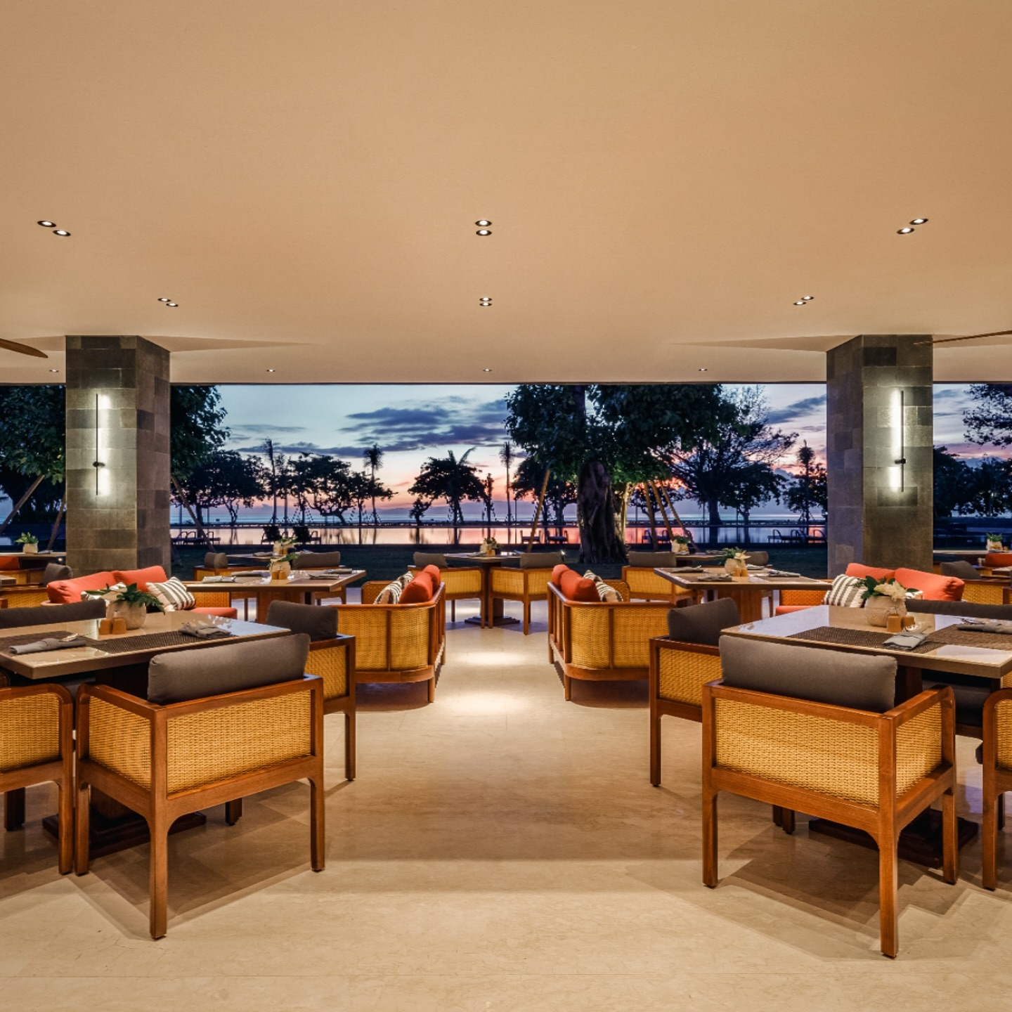 What to eat in Bali guide featuring traditional Balinese dishes, fresh seafood, local street food, and authentic flavors from across the island.