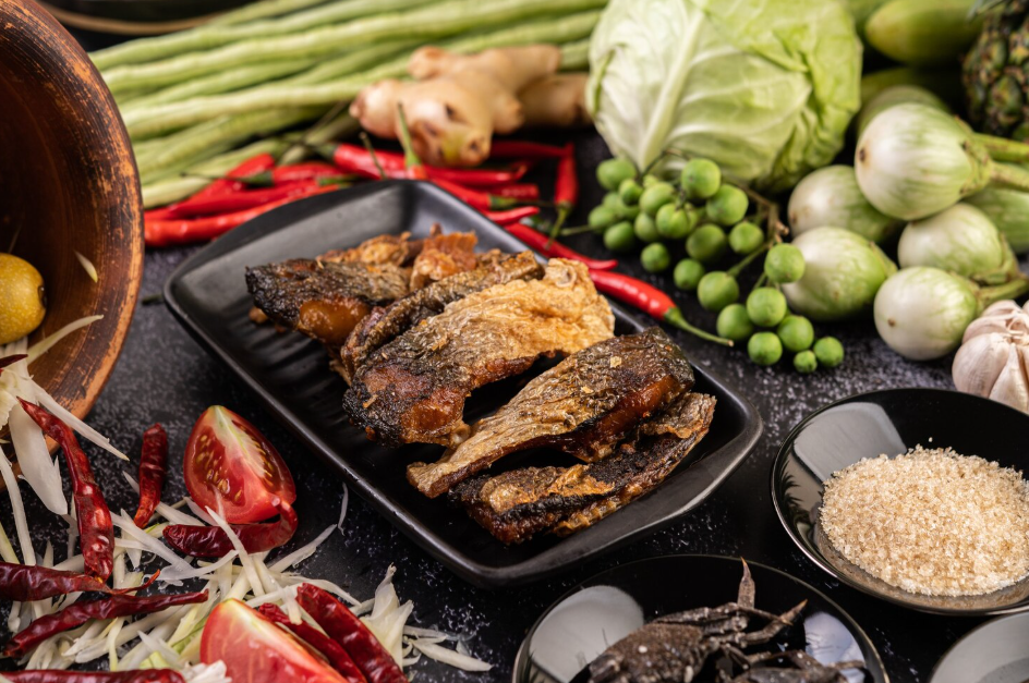 Travelers discovering what to eat in Bali by sampling famous local specialties, vibrant market cuisine, and delicious Indonesian food in scenic settings.