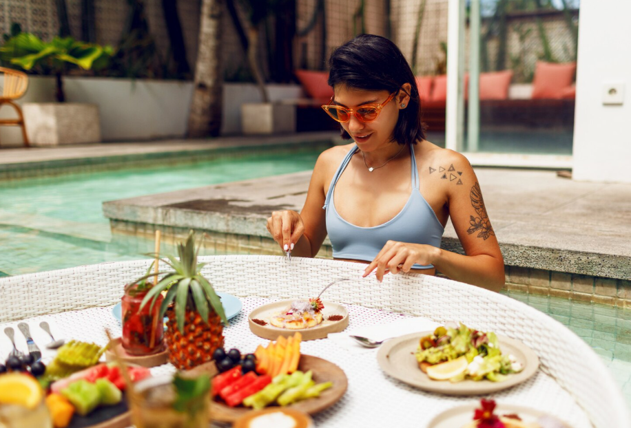 Travelers discovering what to eat in Bali by sampling famous local specialties, vibrant market cuisine, and delicious Indonesian food in scenic settings.