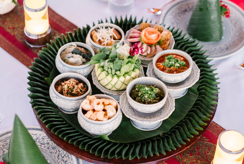 What to eat in Bali guide featuring traditional Balinese dishes, fresh seafood, local street food, and authentic flavors from across the island.