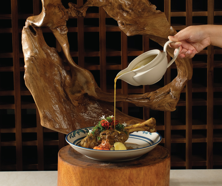 Travelers discovering what to eat in Bali by sampling famous local specialties, vibrant market cuisine, and delicious Indonesian food in scenic settings.