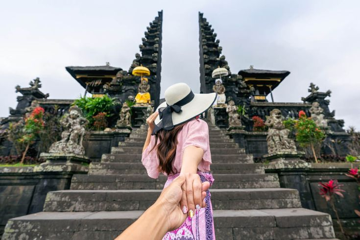 Travelers preparing what to pack for Bali with beachwear, sun protection, reusable water bottles, and versatile outfits suitable for sightseeing, dining, and cultural visits.