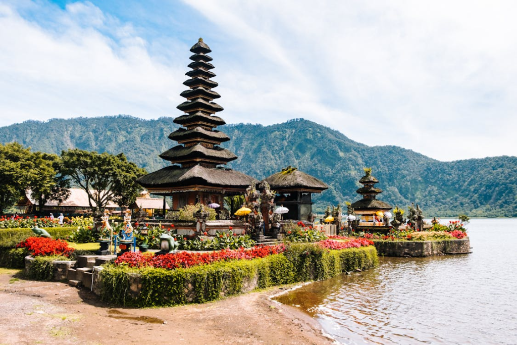 What to pack for Bali includes lightweight clothing, swimwear, sunscreen, comfortable footwear, and travel essentials for enjoying the island’s tropical climate and outdoor activities.
