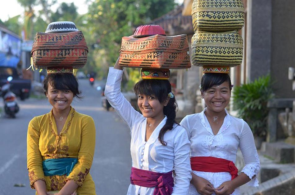 What to pack for Bali includes lightweight clothing, swimwear, sunscreen, comfortable footwear, and travel essentials for enjoying the island’s tropical climate and outdoor activities.