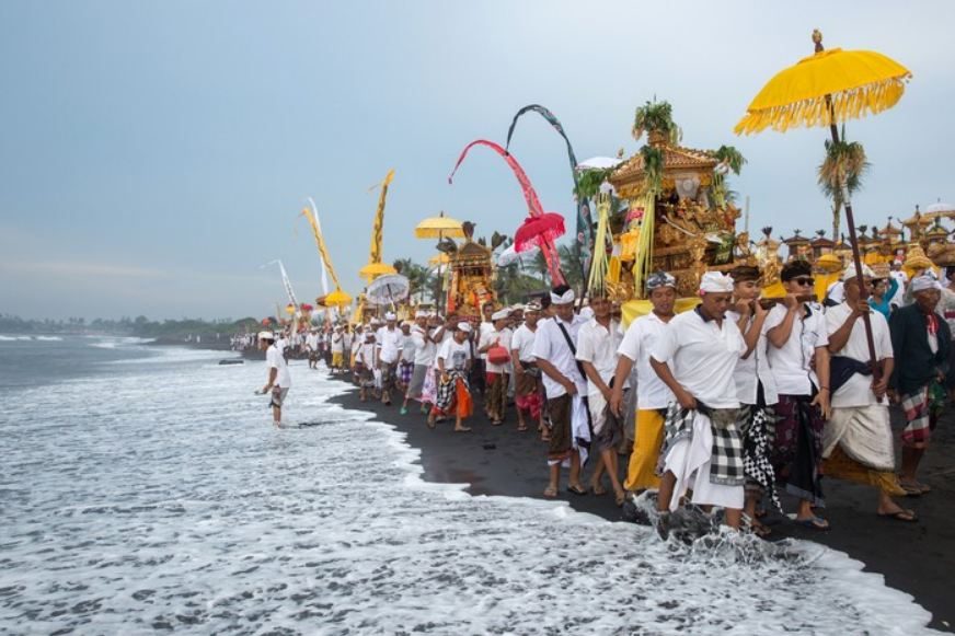 balinese purfication rituals – Melasti: Sea Purification Before Nyepi