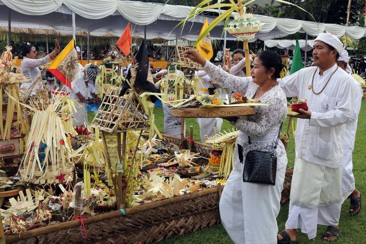 balinese purfication rituals – Holy Water, Offerings, and Mecaru